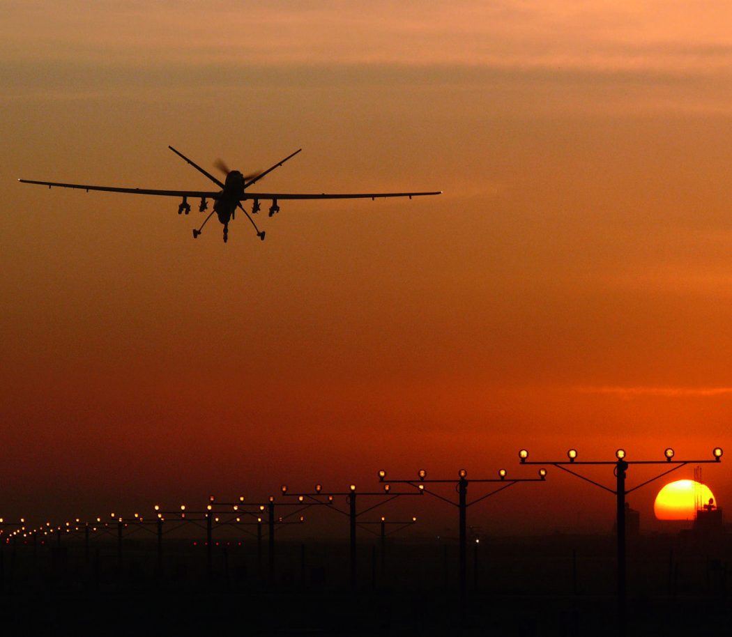 Royal Air Forcen MQ-9 Reaper laskeutuu Kandaharin lentokentälle Afganistanissa. Yksi sen ilmasta maahan -ohjuksista on laukaistu lennolla. Kuva: Crown Copyright 2016. Siivet 4/2016.