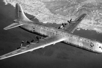 Convair Model 37 oli kuin Airbus 380, tosin jo 1940-luvulla. Pommikoneesta ei kuitenkaan tullut taloudellista matkustajakonetta, eikä tehdas saanut lopulta ainuttakaan tilausta. Siivet 4/2016.