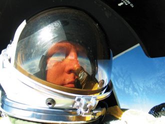 Eversti Chris Cook otti selfien 21,6 kilometrin korkeudessa U-2-koneella lentäessään. Kuva Chris Cook / USA:n Ilmavoimat.