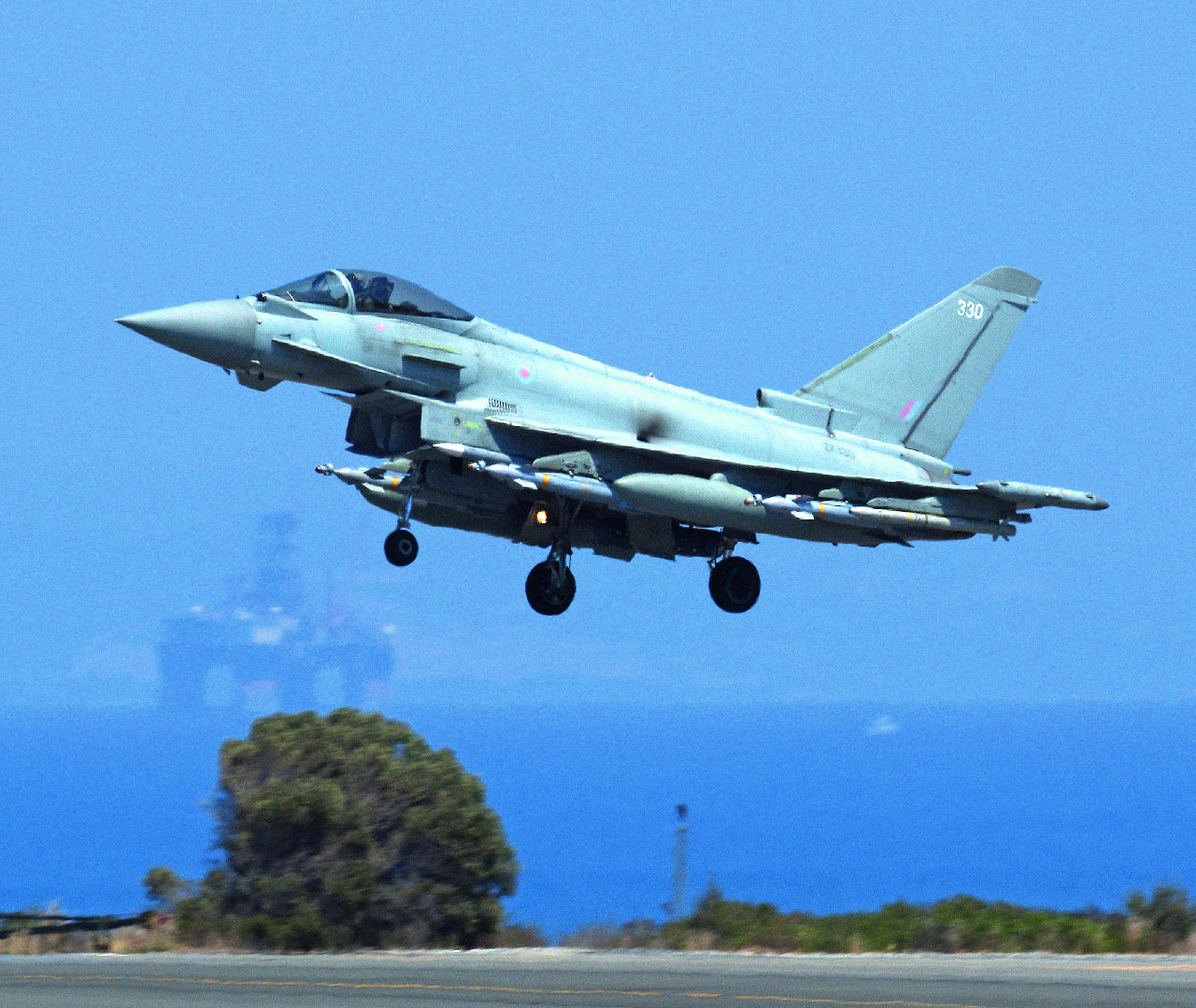 Eurofighter Typhoon sodassa: Typhoon palaa RAF Akrotiriin kuuden tunnin sotalennon jälkeen. Trooppinen sää saa koneen näyttämään kuvassa melkein kuin aaltopellistä tehdyltä. Kuva: Pentti Perttula. Siivet 5/2018.