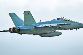F/A-18F Super Hornetia ohjasi testeissä suomalaisohjaaja Yhdysvaltain merivoimien pilotin istuessa takaohjaamossa. Tämä oli Boeingin pääkone, joka osallistui jokaiseen testiin. Kuva: Pentti Perttula