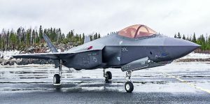 F-35A-koneet poikkesivat muista Pirkkalassa käyneistä HX-kandidaateissa siinä, että niiden siipien alle ei ollut ripustettu mitään aseita tai sensoreita. Kuva: Pentti Perttula