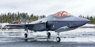 F-35A-koneet poikkesivat muista Pirkkalassa käyneistä HX-kandidaateissa siinä, että niiden siipien alle ei ollut ripustettu mitään aseita tai sensoreita. Kuva: Pentti Perttula
