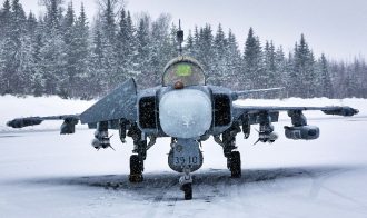 Saabin mediapäiväksi ehti Pirkkalaan yksi Gripen E, viimeinen tuotantolinjalta valmistunut testikone. Kuva: Pentti Perttula
