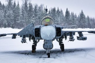 Saabin mediapäiväksi ehti Pirkkalaan yksi Gripen E, viimeinen tuotantolinjalta valmistunut testikone. Kuva: Pentti Perttula