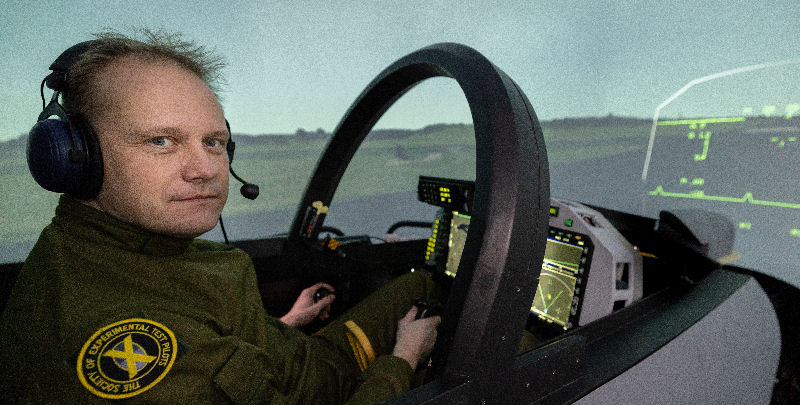 Saabin koelentäjä ja neuvonantaja Mikko Koli Gripen E –simulaattorissa. Kuva: Saab