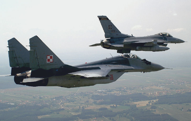 Puolan ilmavoimien f-16C ja MiG-29A. Kuva: Shaun Kerr